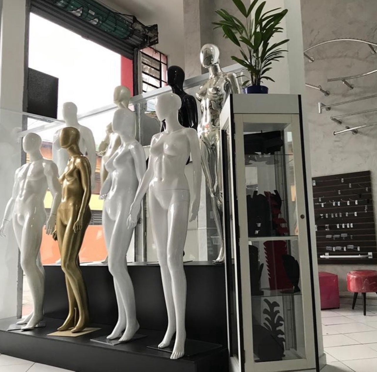Manequins femininos para vitrine